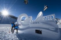 Formen in Weiß - jedes Jahr ein Highlight. Hier die Gewinner-Skulptur bei "Formen in Weiß 2022": Speed von Ralf Rosa und Peter Fechtig aus Deutschland. • © TVB Paznaun-Ischgl